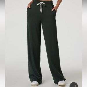 Vuori Halo Essential Wideleg in Evergreen